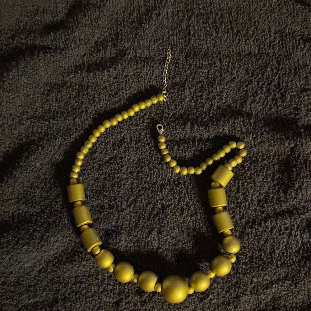 Gold beaded necklace short fit